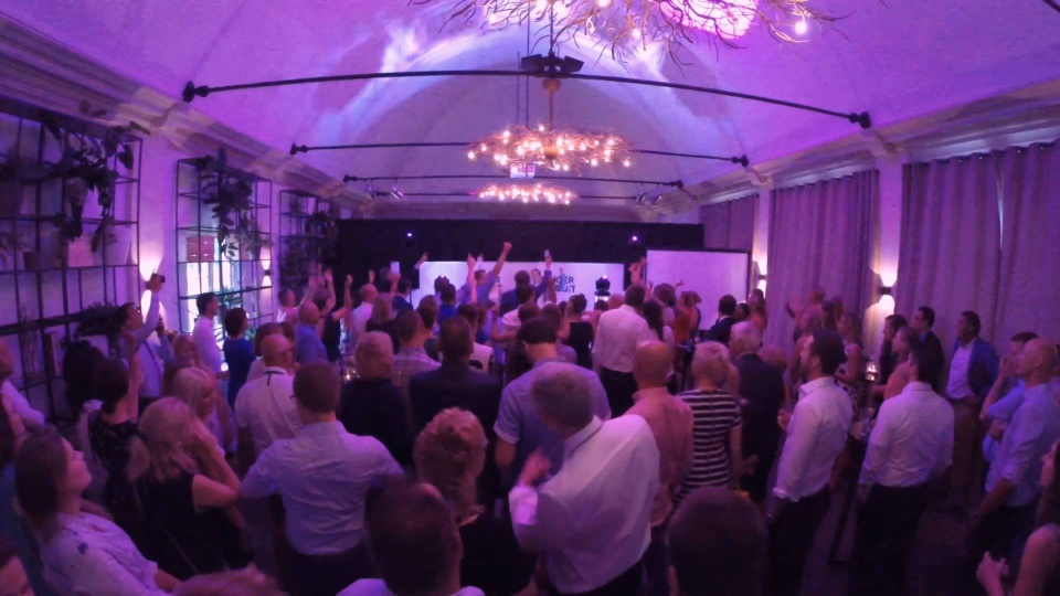 Hoofdfoto van DJ Singer in Suit