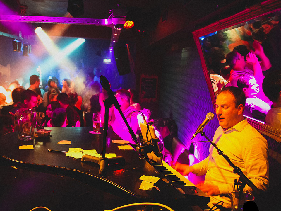 Foto 4 van The Piano Request Show