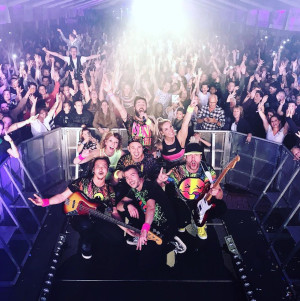 Foto 2 van Turn up the 90s